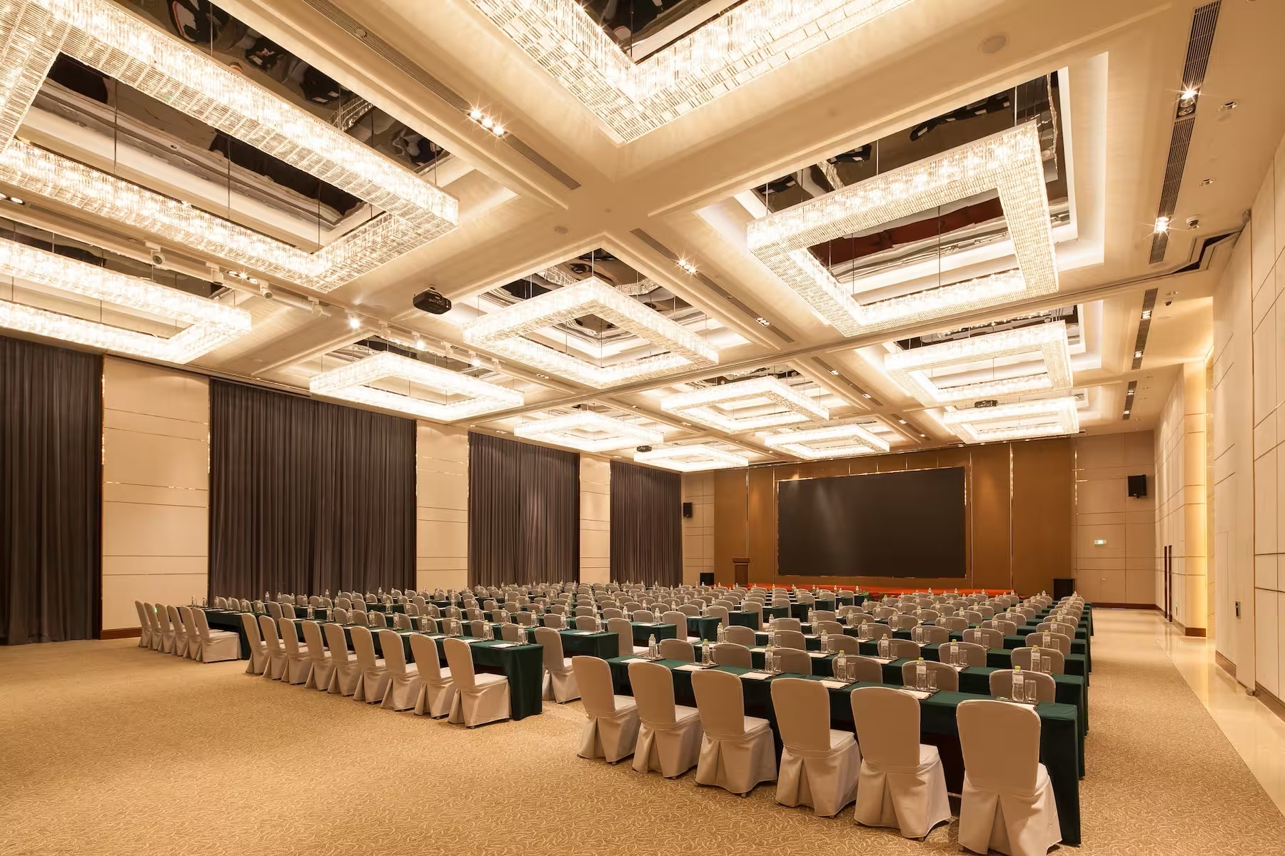 華美達酒店家具